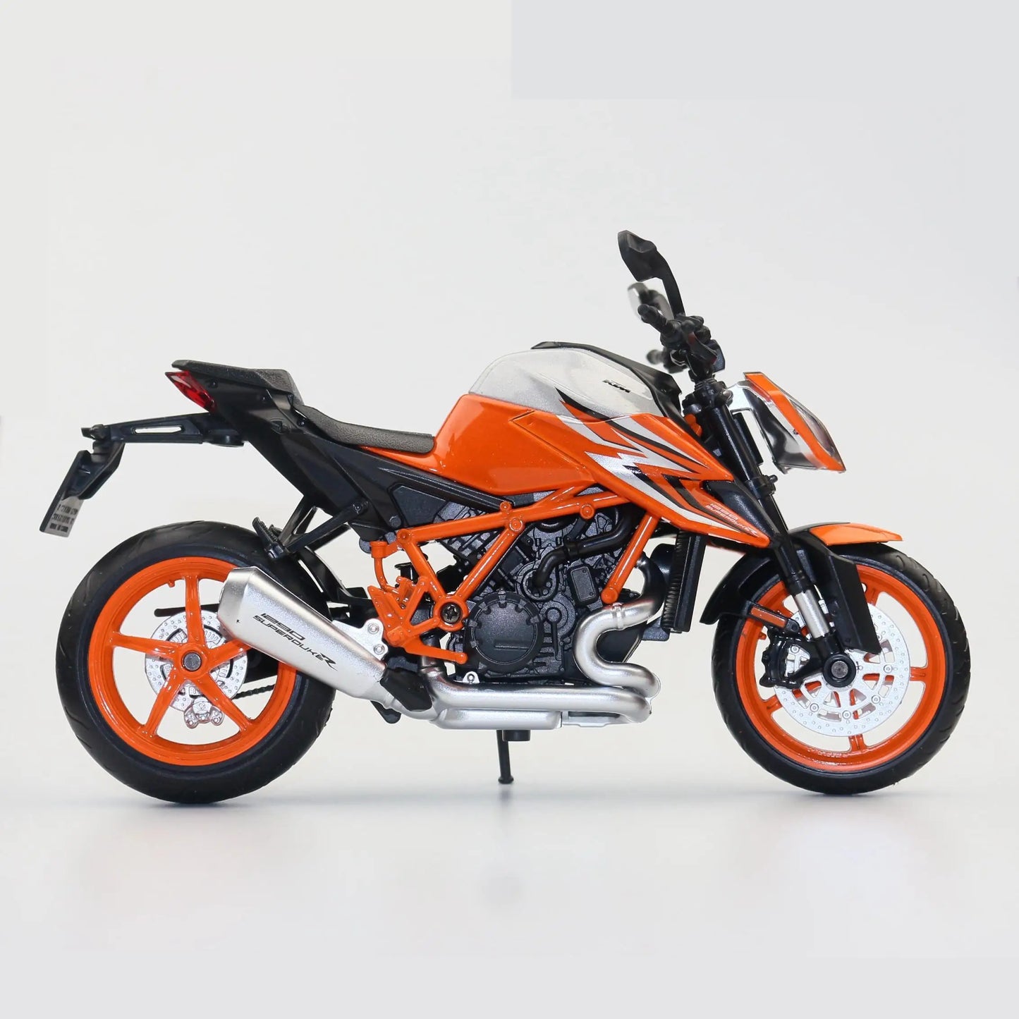 Miniaturowy KTM 1290 Super Duke R 2022 – Bestia w Skali Kolekcjonerskiej