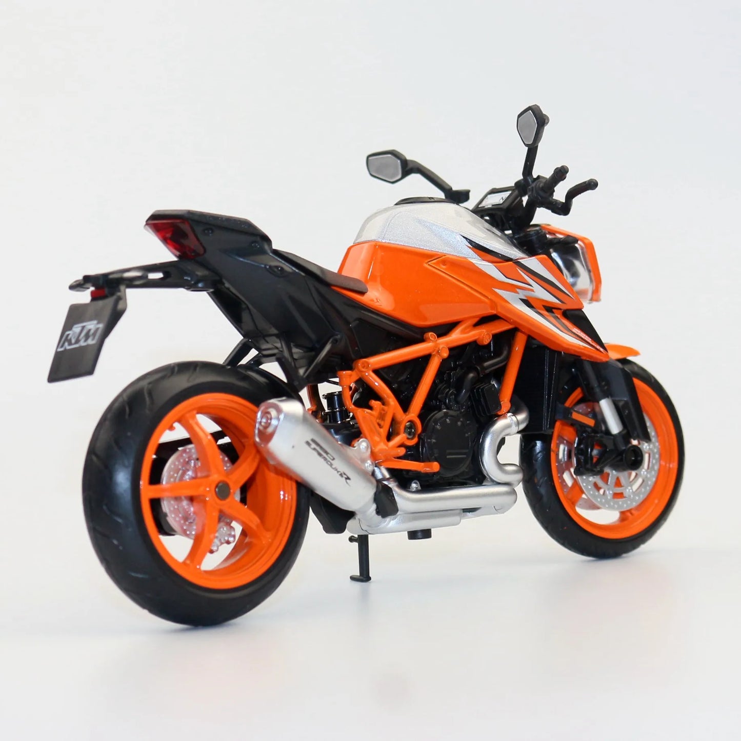 Miniaturowy KTM 1290 Super Duke R 2022 – Bestia w Skali Kolekcjonerskiej
