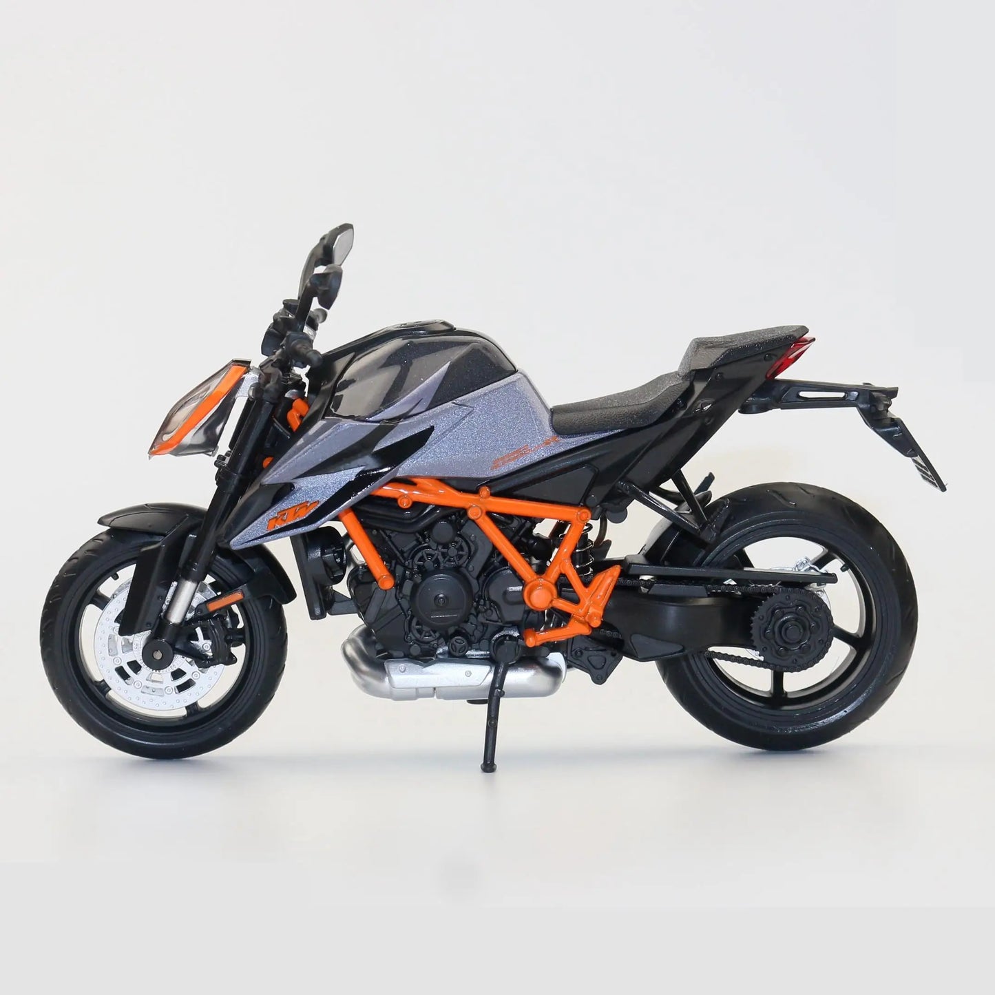 Miniaturowy KTM 1290 Super Duke R 2022 – Bestia w Skali Kolekcjonerskiej