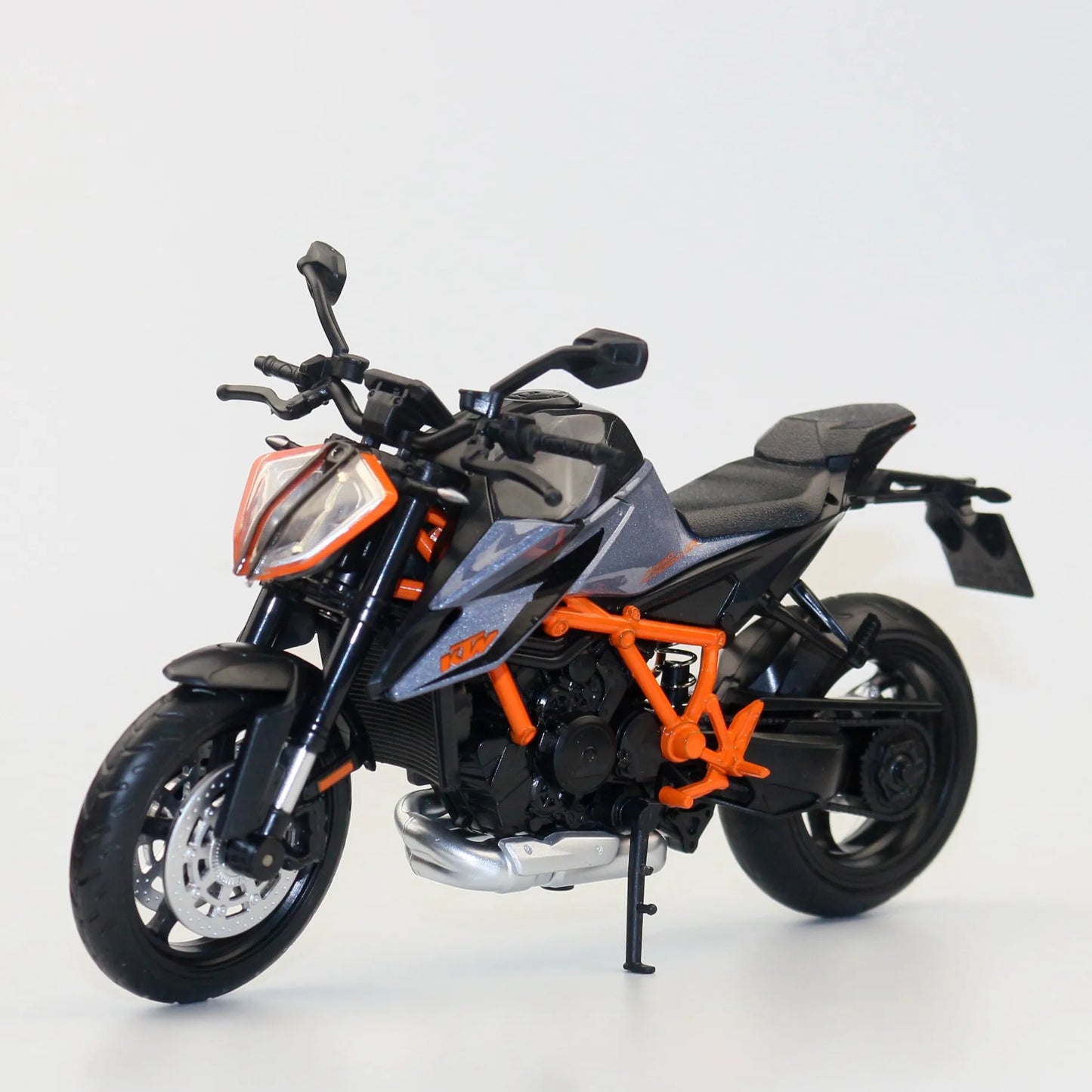 Miniaturowy KTM 1290 Super Duke R 2022 – Bestia w Skali Kolekcjonerskiej