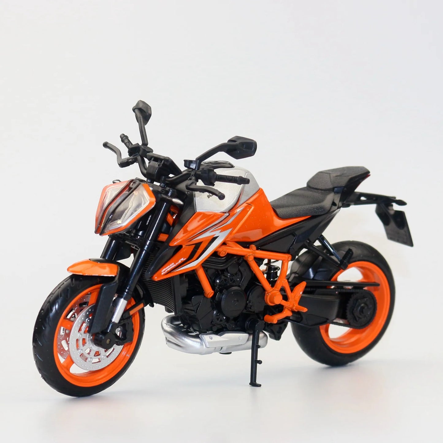Miniaturowy KTM 1290 Super Duke R 2022 – Bestia w Skali Kolekcjonerskiej
